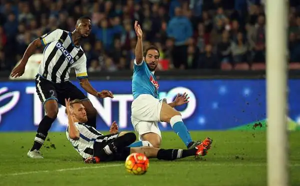 Il Napoli continua la sua corsa battendo l'Udinese al San Paolo con un gol ad inzio ripresa del suo bomber Gonzalo Higuain. La squadra di Sarri torna così a due punti dalla vetta.