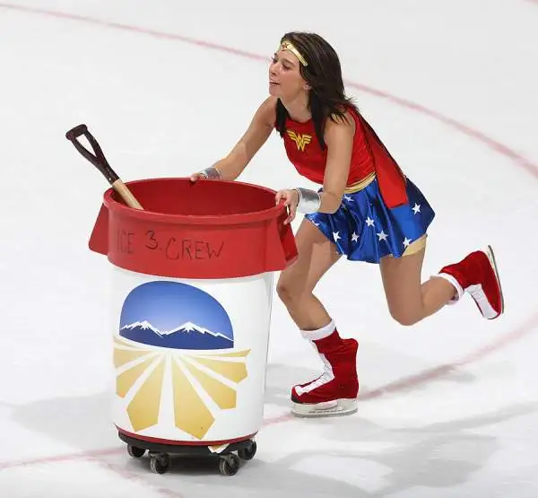 Spettacolo nello spettacolo nelle arene americane della lega nazionale di hockey, nelle pause di gioco sul ghiaccio, armate di pala, pattinano le splendide Ice girls ad allietare il pubblico.