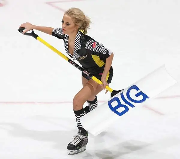 Spettacolo nello spettacolo nelle arene americane della lega nazionale di hockey, nelle pause di gioco sul ghiaccio, armate di pala, pattinano le splendide Ice girls ad allietare il pubblico.