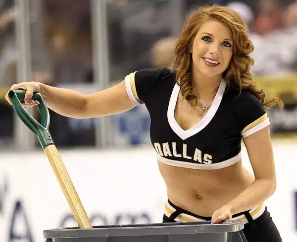 Spettacolo nello spettacolo nelle arene americane della lega nazionale di hockey, nelle pause di gioco sul ghiaccio, armate di pala, pattinano le splendide Ice girls ad allietare il pubblico.