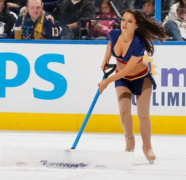 Spettacolo nello spettacolo nelle arene americane della lega nazionale di hockey, nelle pause di gioco sul ghiaccio, armate di pala, pattinano le splendide Ice girls ad allietare il pubblico.