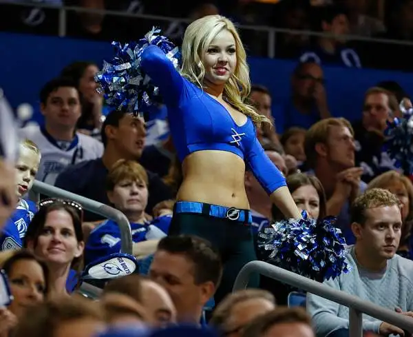 Spettacolo nello spettacolo nelle arene americane della lega nazionale di hockey, nelle pause di gioco sul ghiaccio, armate di pala, pattinano le splendide Ice girls ad allietare il pubblico.
