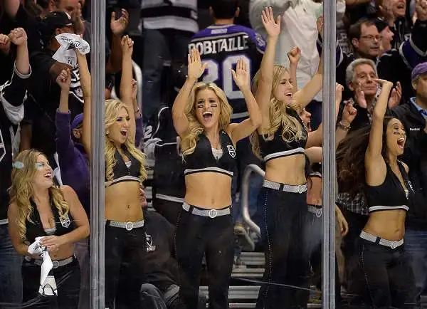Spettacolo nello spettacolo nelle arene americane della lega nazionale di hockey, nelle pause di gioco sul ghiaccio, armate di pala, pattinano le splendide Ice girls ad allietare il pubblico.