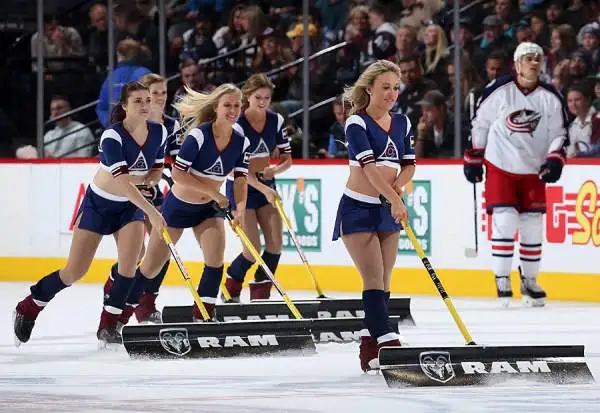 Spettacolo nello spettacolo nelle arene americane della lega nazionale di hockey, nelle pause di gioco sul ghiaccio, armate di pala, pattinano le splendide Ice girls ad allietare il pubblico.