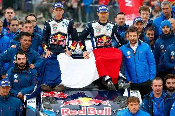 Sebastien Ogier, dopo il trionfo nel Mondiale di Rally in Galles, ha omaggiato la sua patria ricordando le vittime.