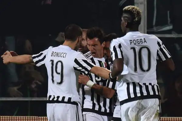 Juventus in volo: Palermo distrutto. La risalita continua. Un colpo di testa del croato, Sturaro e Zaza stendono il Palermo: 3-0 e 4a vittoria di fila per i bianconeri.