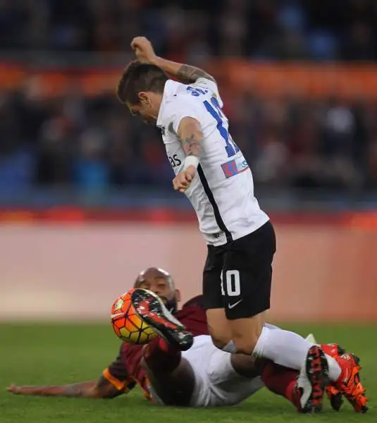 Roma in caduta libera: tracollo in casa. Giallorossi in caduta libera, l'Atalanta si impone all'Olimpico.