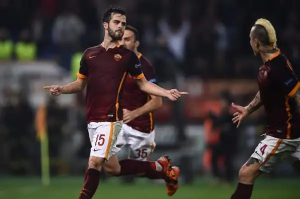 Pjanic 7,5. Altro gol pesantissimo di quello che è il capocannoniere giallorosso, anche se stavolta su rigore e non punizione.