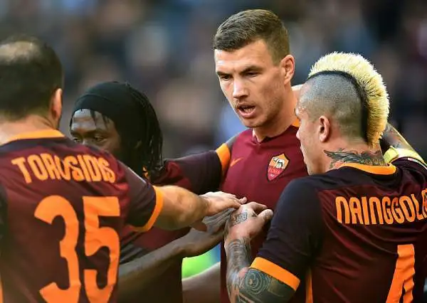 Nel derby capitolino, la Roma piega 2-0 la Lazio grazie ad un rigore che farà discutere di Dzeko (contatto proprio sul bosniaco che sembra fuori area) e al raddoppio dello scatenato Gervinho.