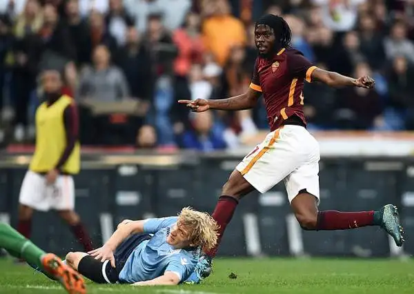 Nel derby capitolino, la Roma piega 2-0 la Lazio grazie ad un rigore che farà discutere di Dzeko (contatto proprio sul bosniaco che sembra fuori area) e al raddoppio dello scatenato Gervinho.