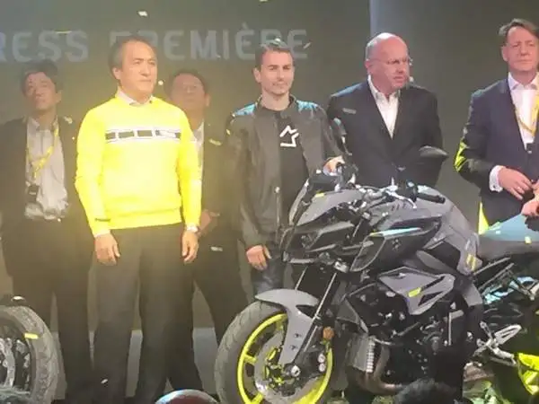Nessun contatto tra i due centauri sul palco dello spazio 'La Pelota Jaialai' per la Yamaha Next Level, la presentazione mondiale alla vigilia di Eicma dei nuovi prodotti della casa giapponese.