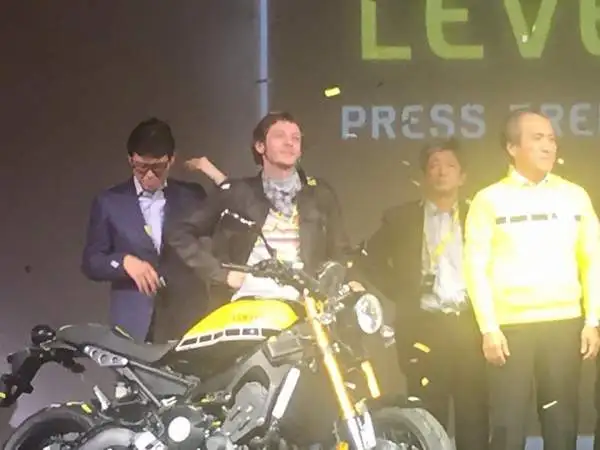 Nessun contatto tra i due centauri sul palco dello spazio 'La Pelota Jaialai' per la Yamaha Next Level, la presentazione mondiale alla vigilia di Eicma dei nuovi prodotti della casa giapponese.