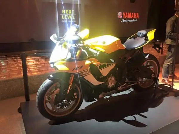 Nessun contatto tra i due centauri sul palco dello spazio 'La Pelota Jaialai' per la Yamaha Next Level, la presentazione mondiale alla vigilia di Eicma dei nuovi prodotti della casa giapponese.