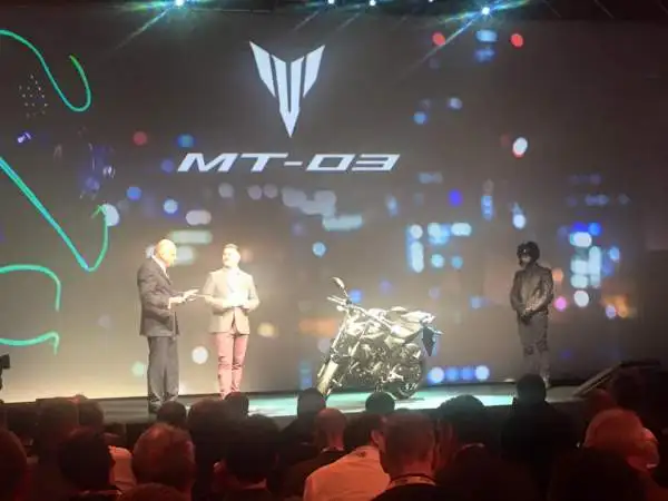 Nessun contatto tra i due centauri sul palco dello spazio 'La Pelota Jaialai' per la Yamaha Next Level, la presentazione mondiale alla vigilia di Eicma dei nuovi prodotti della casa giapponese.