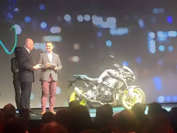 Nessun contatto tra i due centauri sul palco dello spazio 'La Pelota Jaialai' per la Yamaha Next Level, la presentazione mondiale alla vigilia di Eicma dei nuovi prodotti della casa giapponese.