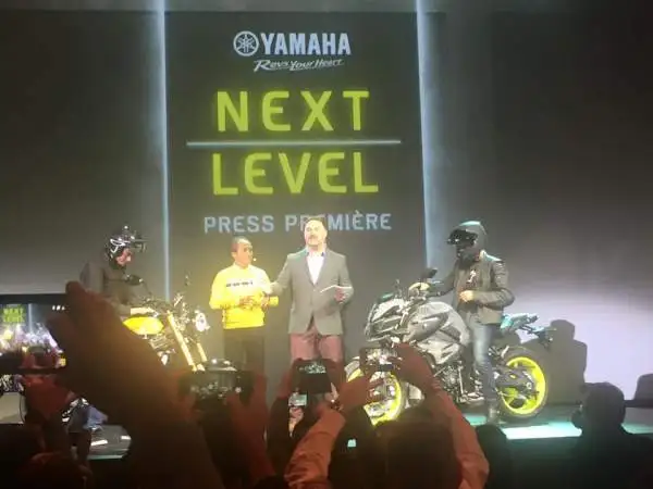 Nessun contatto tra i due centauri sul palco dello spazio 'La Pelota Jaialai' per la Yamaha Next Level, la presentazione mondiale alla vigilia di Eicma dei nuovi prodotti della casa giapponese.