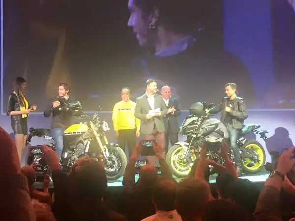 Nessun contatto tra i due centauri sul palco dello spazio 'La Pelota Jaialai' per la Yamaha Next Level, la presentazione mondiale alla vigilia di Eicma dei nuovi prodotti della casa giapponese.