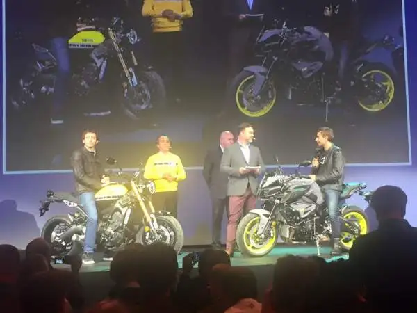 Nessun contatto tra i due centauri sul palco dello spazio 'La Pelota Jaialai' per la Yamaha Next Level, la presentazione mondiale alla vigilia di Eicma dei nuovi prodotti della casa giapponese.