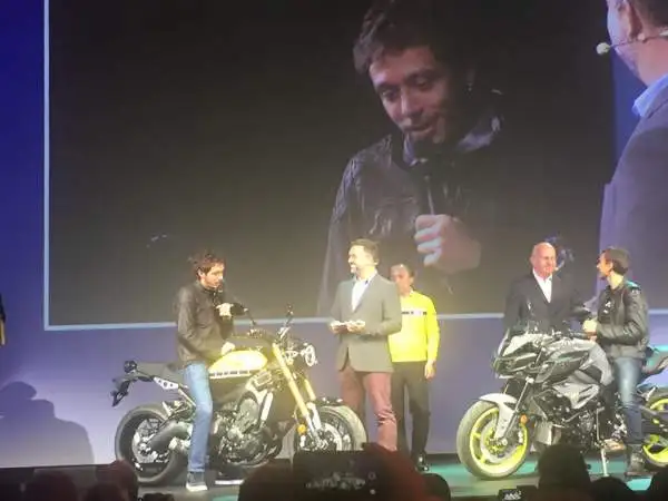 Nessun contatto tra i due centauri sul palco dello spazio 'La Pelota Jaialai' per la Yamaha Next Level, la presentazione mondiale alla vigilia di Eicma dei nuovi prodotti della casa giapponese.