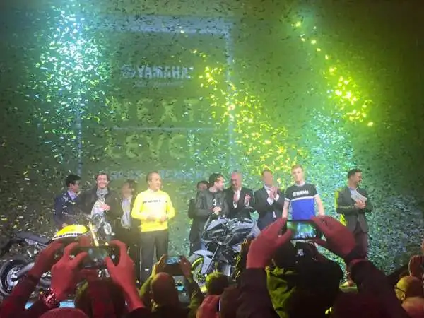 Nessun contatto tra i due centauri sul palco dello spazio 'La Pelota Jaialai' per la Yamaha Next Level, la presentazione mondiale alla vigilia di Eicma dei nuovi prodotti della casa giapponese.