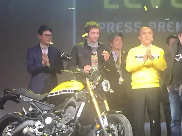 Nessun contatto tra i due centauri sul palco dello spazio 'La Pelota Jaialai' per la Yamaha Next Level, la presentazione mondiale alla vigilia di Eicma dei nuovi prodotti della casa giapponese.