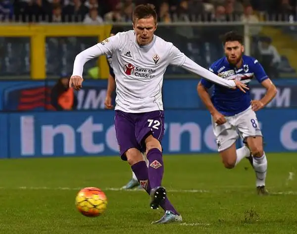 A Marassi grande prova della Fiorentina che parte fortissimo e passa con un rigore di Ilicic. Nella ripresa Kalinic chiude la partita. I viola tornano così in vetta alla classifica.