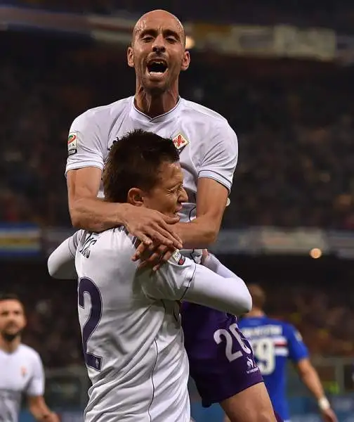 A Marassi grande prova della Fiorentina che parte fortissimo e passa con un rigore di Ilicic. Nella ripresa Kalinic chiude la partita. I viola tornano così in vetta alla classifica.