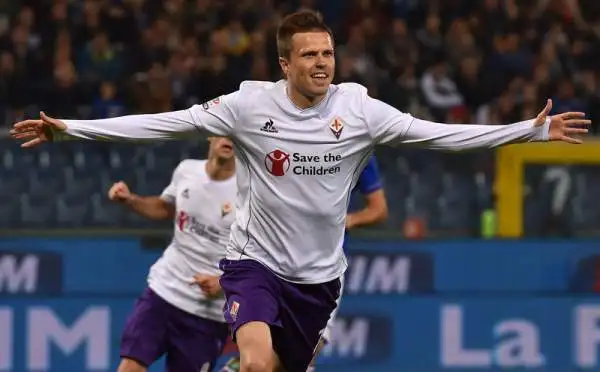 A Marassi grande prova della Fiorentina che parte fortissimo e passa con un rigore di Ilicic. Nella ripresa Kalinic chiude la partita. I viola tornano così in vetta alla classifica.