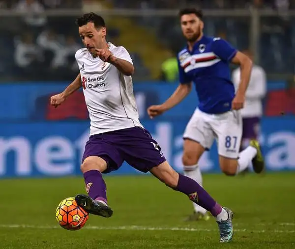 A Marassi grande prova della Fiorentina che parte fortissimo e passa con un rigore di Ilicic. Nella ripresa Kalinic chiude la partita. I viola tornano così in vetta alla classifica.