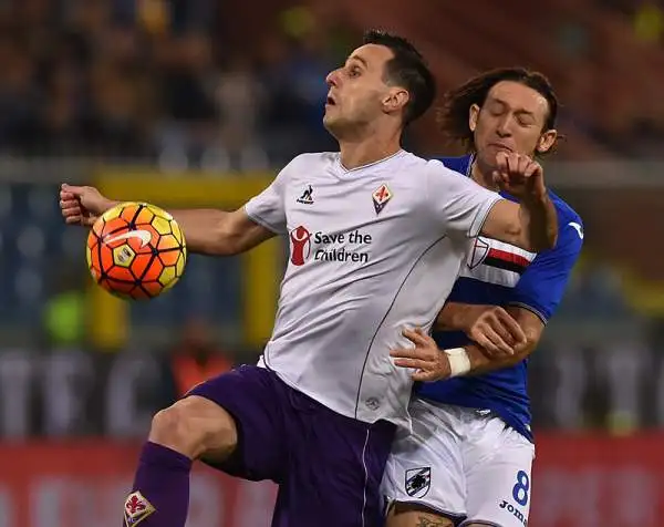 A Marassi grande prova della Fiorentina che parte fortissimo e passa con un rigore di Ilicic. Nella ripresa Kalinic chiude la partita. I viola tornano così in vetta alla classifica.
