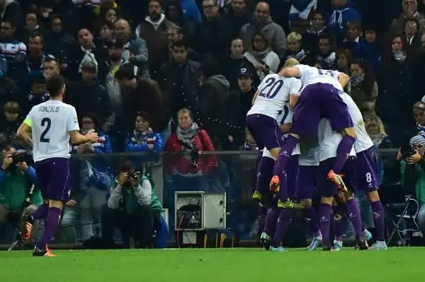 A Marassi grande prova della Fiorentina che parte fortissimo e passa con un rigore di Ilicic. Nella ripresa Kalinic chiude la partita. I viola tornano così in vetta alla classifica.