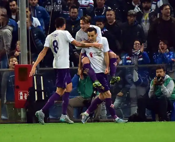 A Marassi grande prova della Fiorentina che parte fortissimo e passa con un rigore di Ilicic. Nella ripresa Kalinic chiude la partita. I viola tornano così in vetta alla classifica.