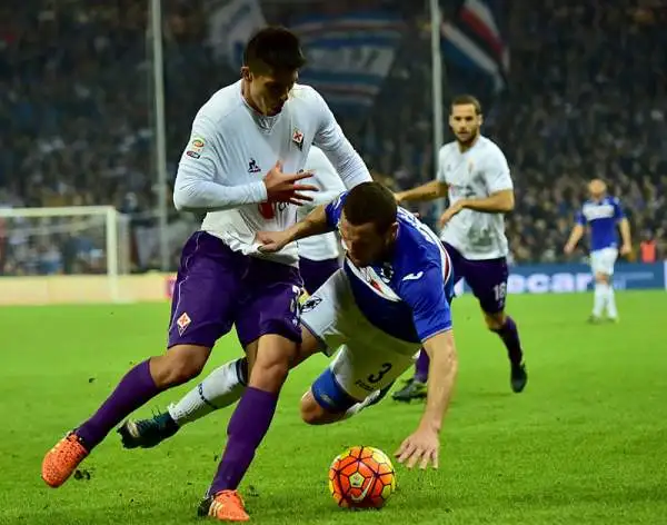 A Marassi grande prova della Fiorentina che parte fortissimo e passa con un rigore di Ilicic. Nella ripresa Kalinic chiude la partita. I viola tornano così in vetta alla classifica.