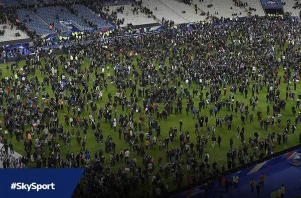 L'apocalisse a Parigi mentre Francia e Germania erano impegnate in amichevole. Decine di morti in una serie di attentati di matrice islamica. Nel 2016, in Francia, si giocheranno i campionati europei.