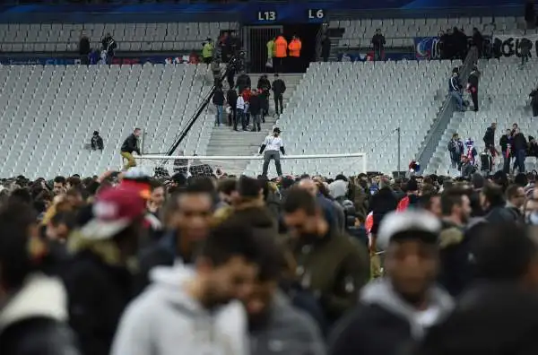 L'apocalisse a Parigi mentre Francia e Germania erano impegnate in amichevole. Decine di morti in una serie di attentati di matrice islamica. Nel 2016, in Francia, si giocheranno i campionati europei.