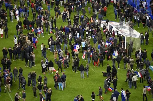 L'apocalisse a Parigi mentre Francia e Germania erano impegnate in amichevole. Decine di morti in una serie di attentati di matrice islamica. Nel 2016, in Francia, si giocheranno i campionati europei.