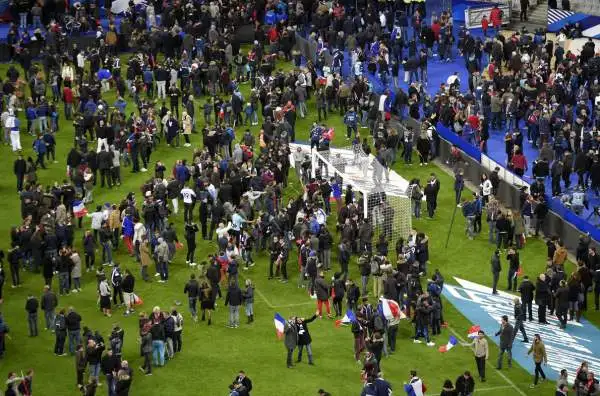 L'apocalisse a Parigi mentre Francia e Germania erano impegnate in amichevole. Decine di morti in una serie di attentati di matrice islamica. Nel 2016, in Francia, si giocheranno i campionati europei.