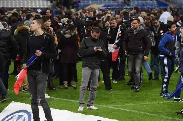 L'apocalisse a Parigi mentre Francia e Germania erano impegnate in amichevole. Decine di morti in una serie di attentati di matrice islamica. Nel 2016, in Francia, si giocheranno i campionati europei.