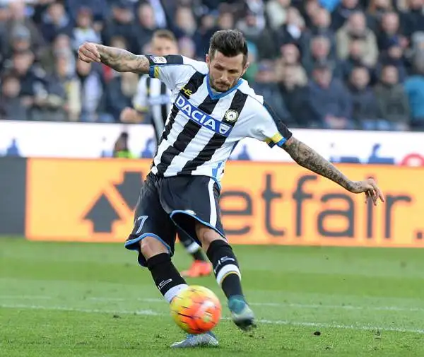 Esordio amaro per Montella: la sua Sampdoria perde ad Udine, al Friuli decide Badu nel primo tempo. Nel finale espulso Zukanovic.