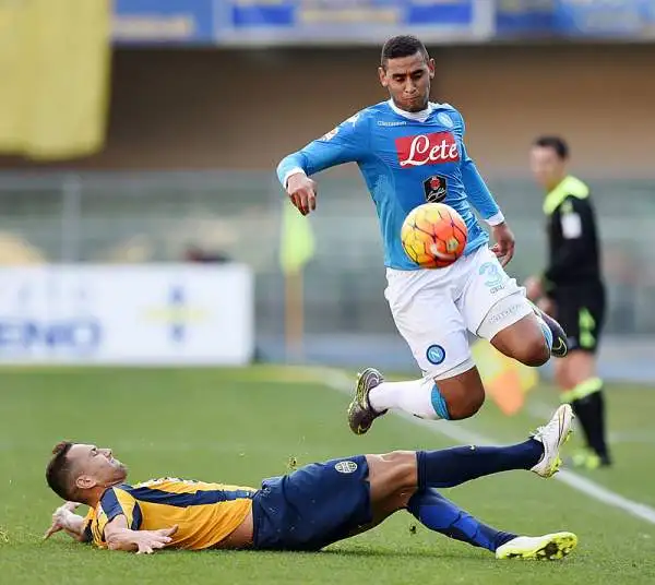 Al Bentegodi il Napoli riesce a piegare i gialloblu di Mandrolini solo nella seconda metà della ripresa. Di Insigne e Higuain e gol che lanciano i partenopei in vetta alla classifica.