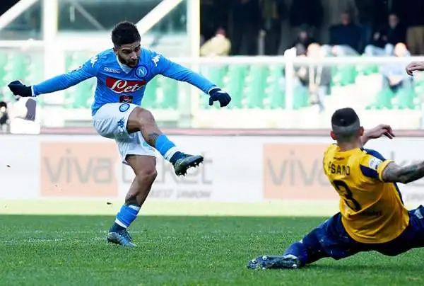 Al Bentegodi il Napoli riesce a piegare i gialloblu di Mandrolini solo nella seconda metà della ripresa. Di Insigne e Higuain e gol che lanciano i partenopei in vetta alla classifica.