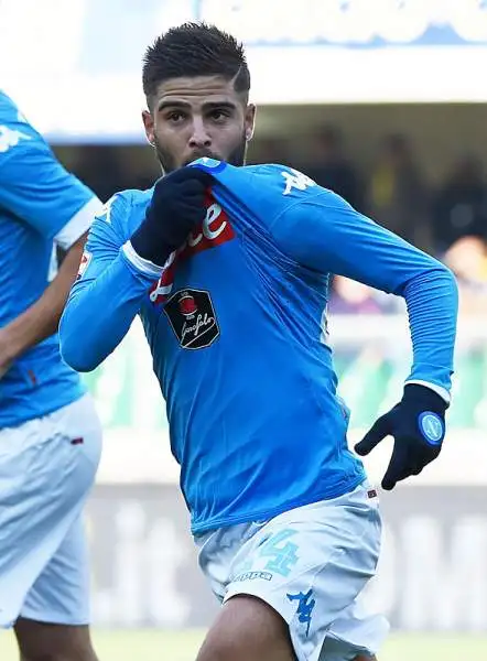 Al Bentegodi il Napoli riesce a piegare i gialloblu di Mandrolini solo nella seconda metà della ripresa. Di Insigne e Higuain e gol che lanciano i partenopei in vetta alla classifica.