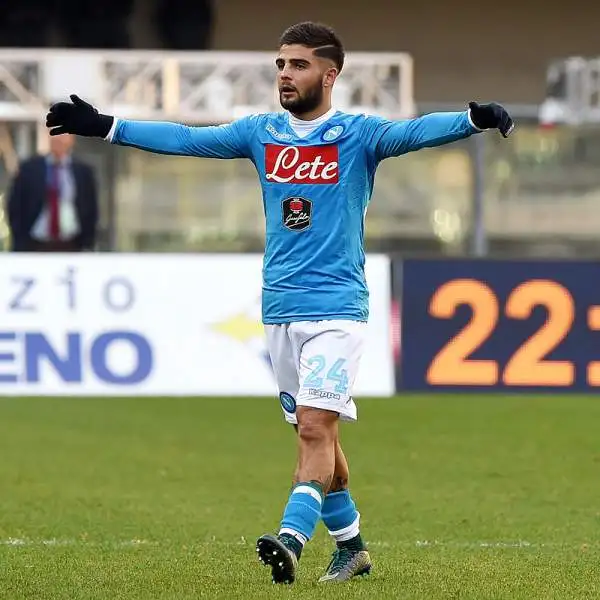 Al Bentegodi il Napoli riesce a piegare i gialloblu di Mandrolini solo nella seconda metà della ripresa. Di Insigne e Higuain e gol che lanciano i partenopei in vetta alla classifica.