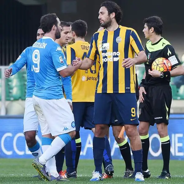 Al Bentegodi il Napoli riesce a piegare i gialloblu di Mandrolini solo nella seconda metà della ripresa. Di Insigne e Higuain e gol che lanciano i partenopei in vetta alla classifica.