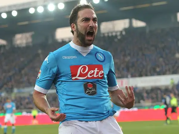 Gli azzurri strappano i tre punti a Bergamo con un penalty di Hamsik e una doppietta di Higuain, di Gomez, a segno con un destro dal limite su assist di Moralez, il gol del momentaneo pari.