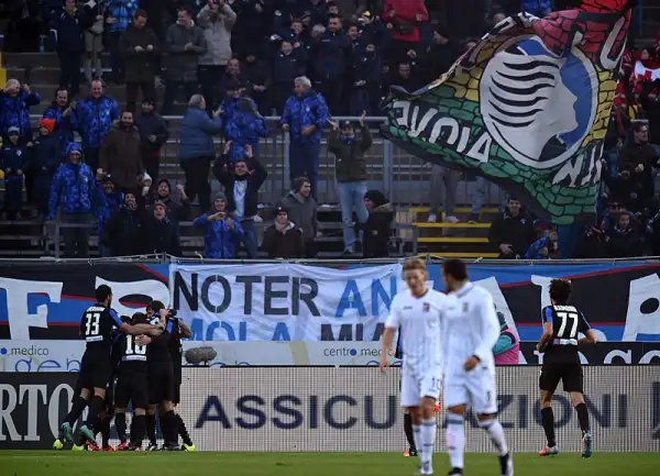 Grazie alle reti di Denis, Cherubin e de Roon, i nerazzurri salgono in zona Europa League. E' crisi nera, invece, per il Palermo di Ballardini.