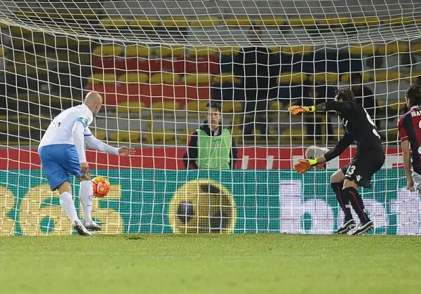 L'Empoli batte il Bologna al Dall'Ara grazie a una doppietta di Maccarone e a un gol di Pucciarelli. Quarta vittoria consecutiva degli azzurri, ora al sesto posto in classifica.