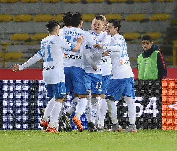 L'Empoli batte il Bologna al Dall'Ara grazie a una doppietta di Maccarone e a un gol di Pucciarelli. Quarta vittoria consecutiva degli azzurri, ora al sesto posto in classifica.