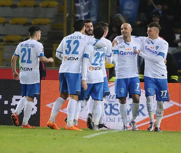 L'Empoli batte il Bologna al Dall'Ara grazie a una doppietta di Maccarone e a un gol di Pucciarelli. Quarta vittoria consecutiva degli azzurri, ora al sesto posto in classifica.
