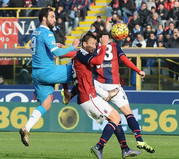 Nonostante la doppietta nel finale di Higuain, il Bologna porta a casa un risultato importantissimo grazie a una doppietta del ritrovato Destro e a una rete di Rossettini.